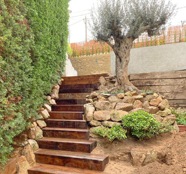¡Cómo nos gustan las escaleras con travesías eco, una muy buena alternativa libre de creosota!